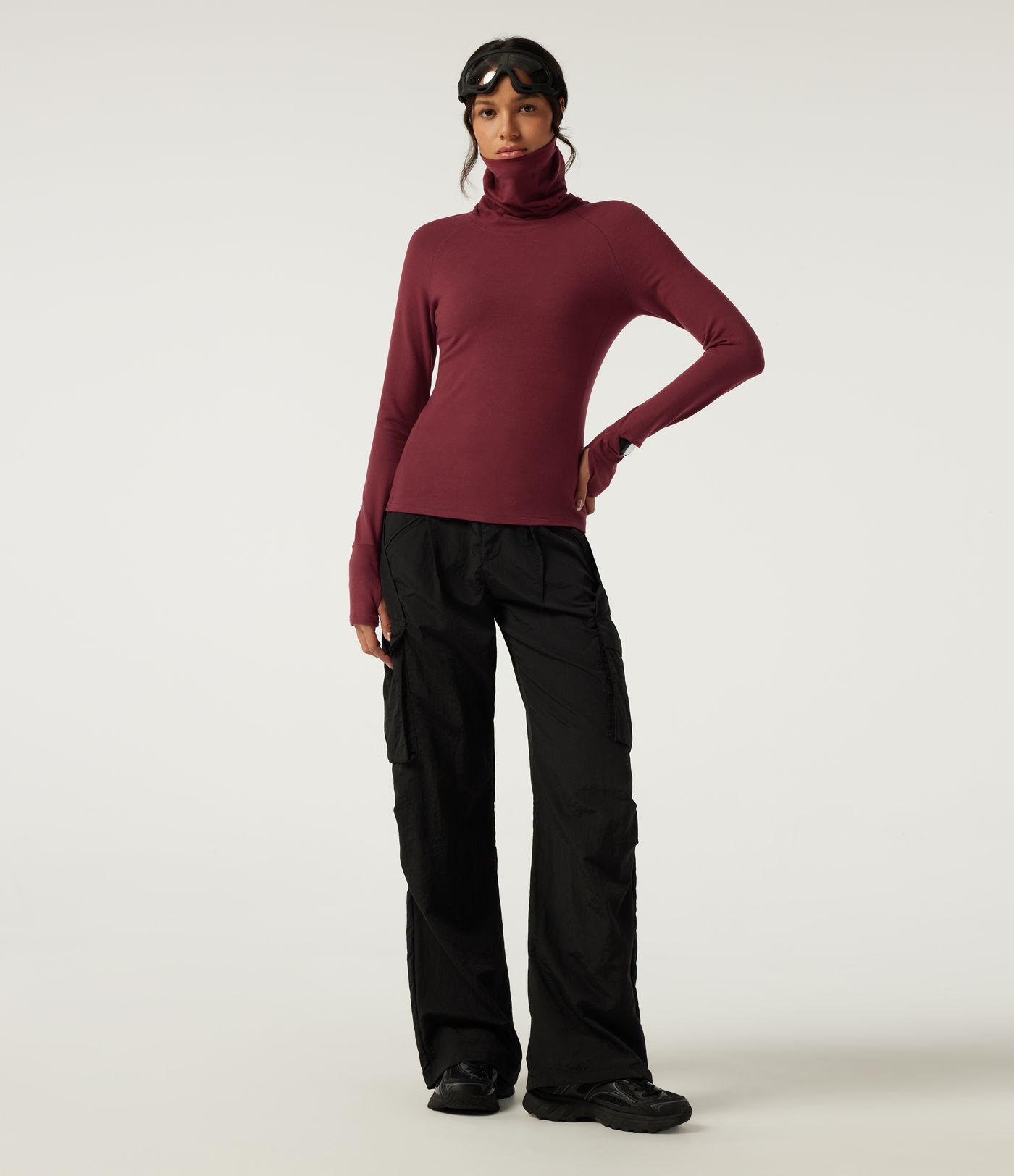 Halara HeatCore top casual térmico de cuello alto, manga larga raglán, con aberturas para los pulgares.