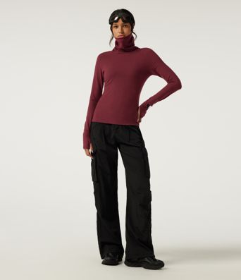 Halara HeatCore top casual térmico de cuello alto, manga larga raglán, con aberturas para los pulgares.