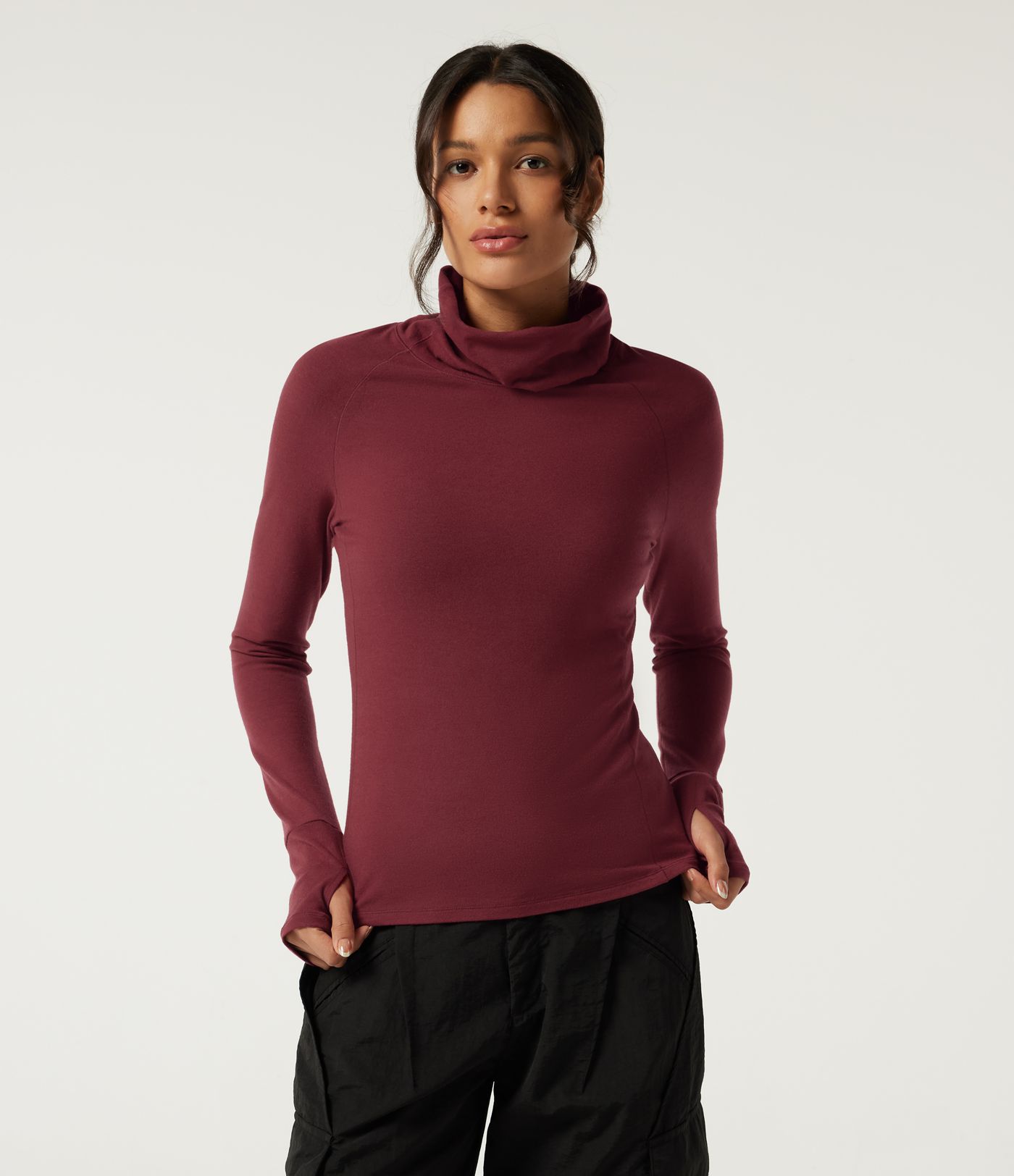 Halara HeatCore top casual térmico de cuello alto, manga larga raglán, con aberturas para los pulgares.