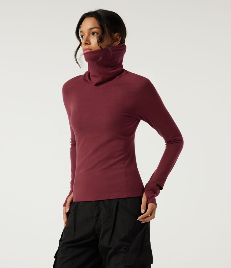 Halara HeatCore top casual térmico de cuello alto, manga larga raglán, con aberturas para los pulgares.