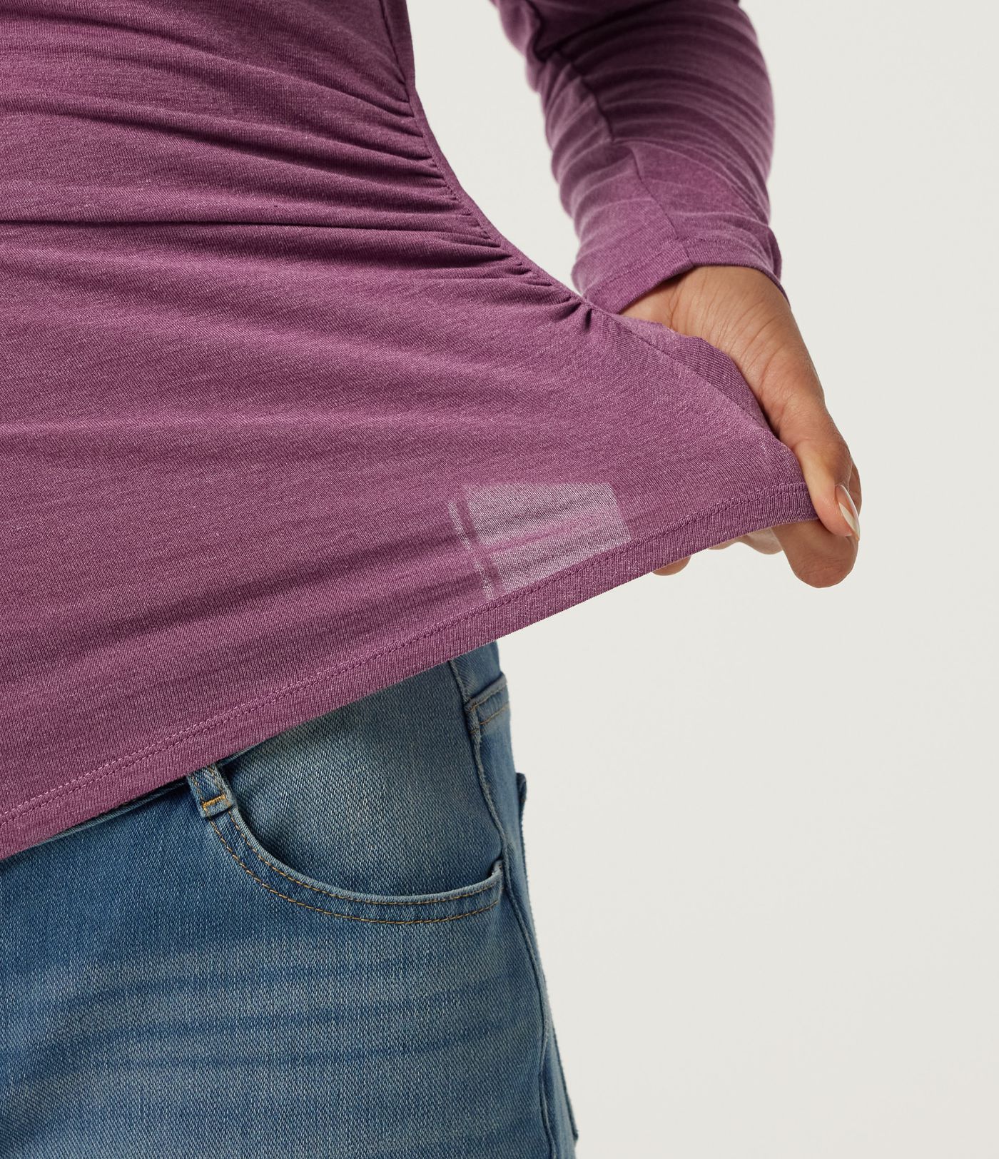 Einseitig schulterfreies Top mit langem Ärmel, gerafftem Detail und asymmetrischem Saum