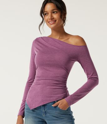 Einseitig schulterfreies Top mit langem Ärmel, gerafftem Detail und asymmetrischem Saum