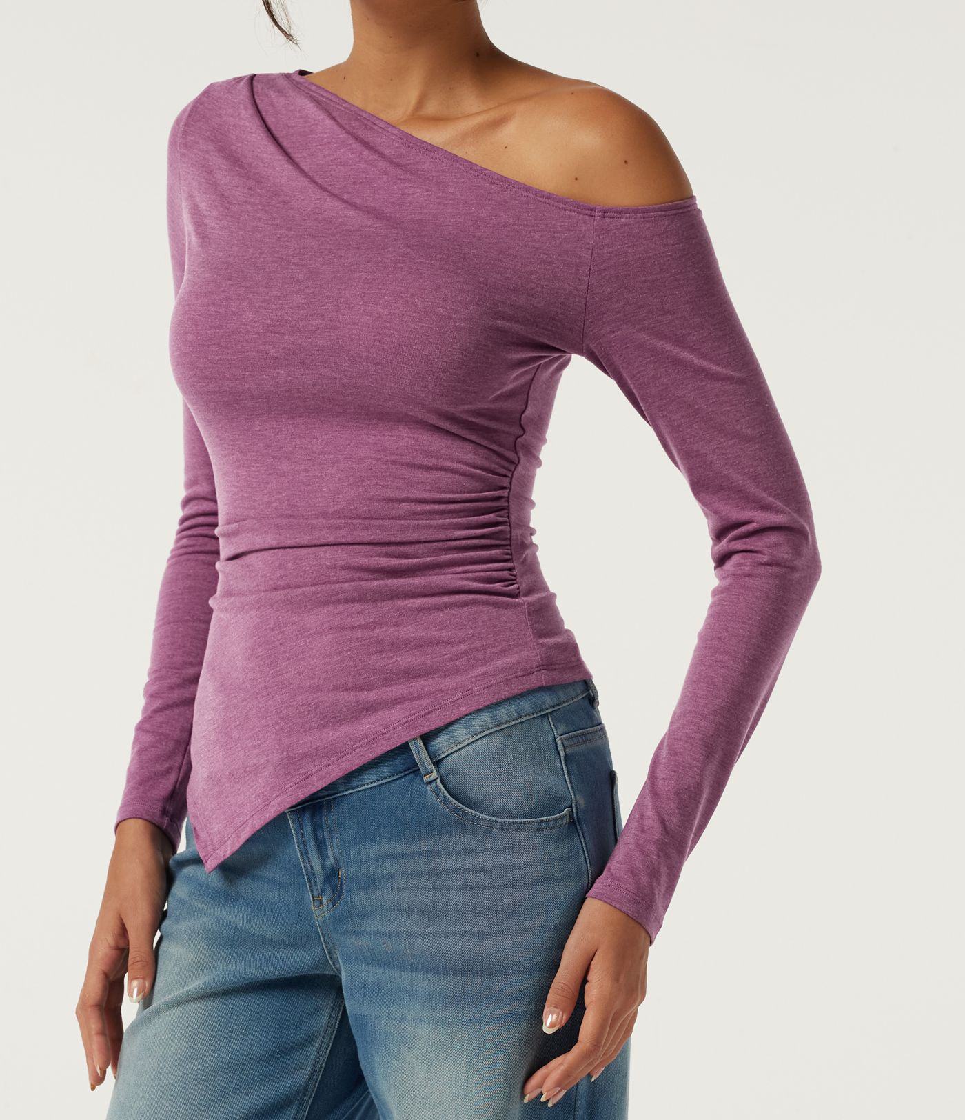 Einseitig schulterfreies Top mit langem Ärmel, gerafftem Detail und asymmetrischem Saum