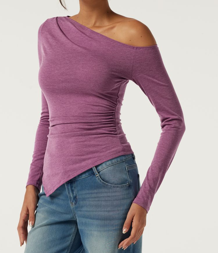 Einseitig schulterfreies Top mit langem Ärmel, gerafftem Detail und asymmetrischem Saum