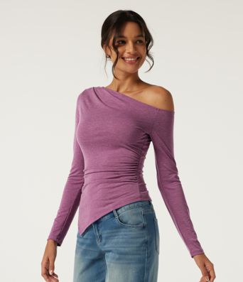 Einseitig schulterfreies Top mit langem Ärmel, gerafftem Detail und asymmetrischem Saum