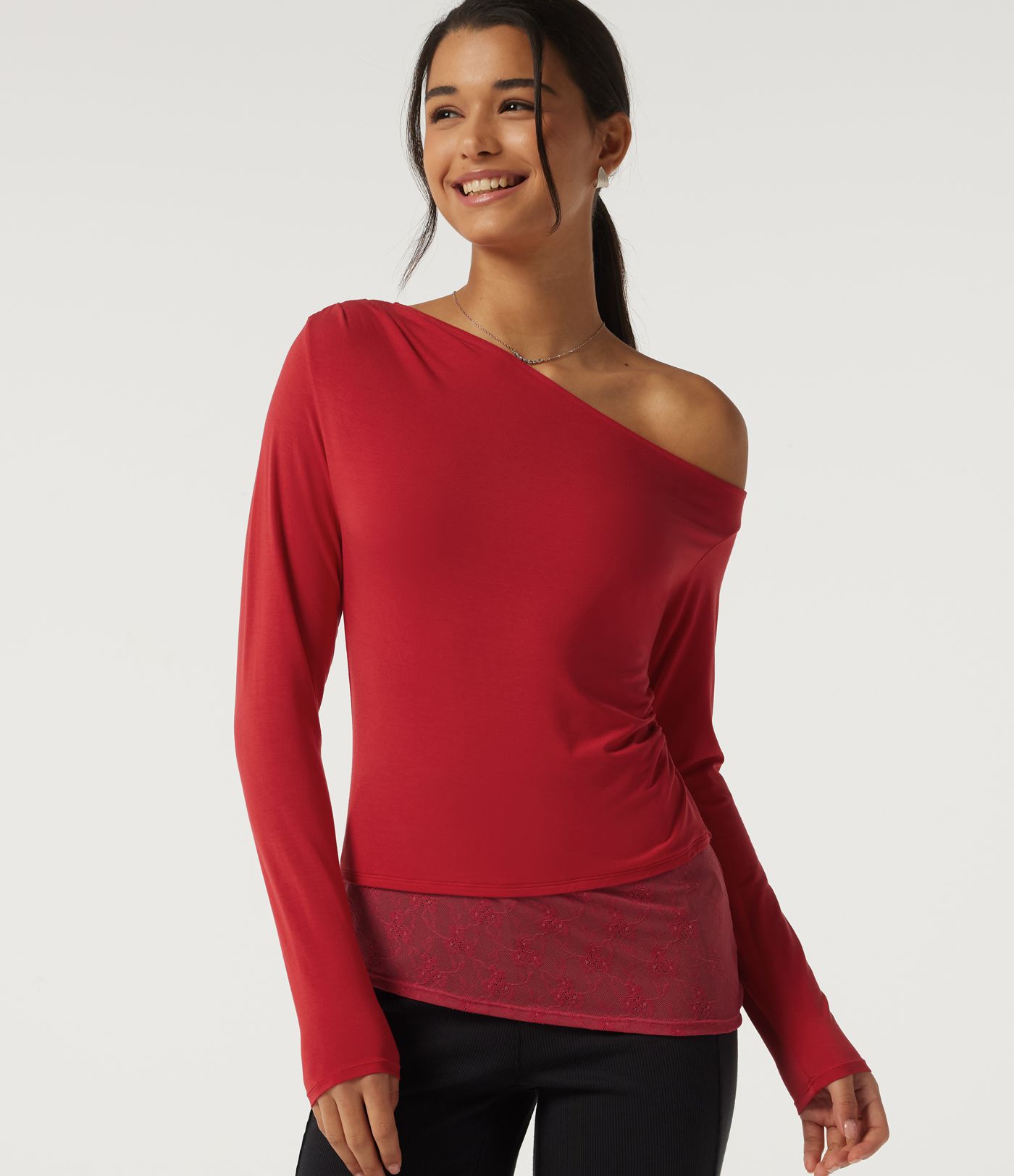 Top décontracté asymétrique à une épaule, manches longues, coupe slim, à fronces et dentelle contrastée.