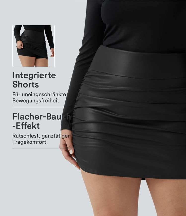 Figurbetonter, geraffter Fleece-Minirock aus Kunstleder mit hohem Bund, Bauchkontrolle und abgerundetem Saum - Plus-Size