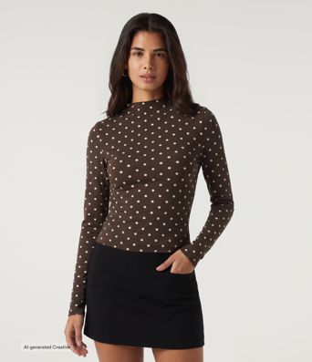 Camiseta casual ajustada de manga larga con cuello tipo mock y estampado de lunares