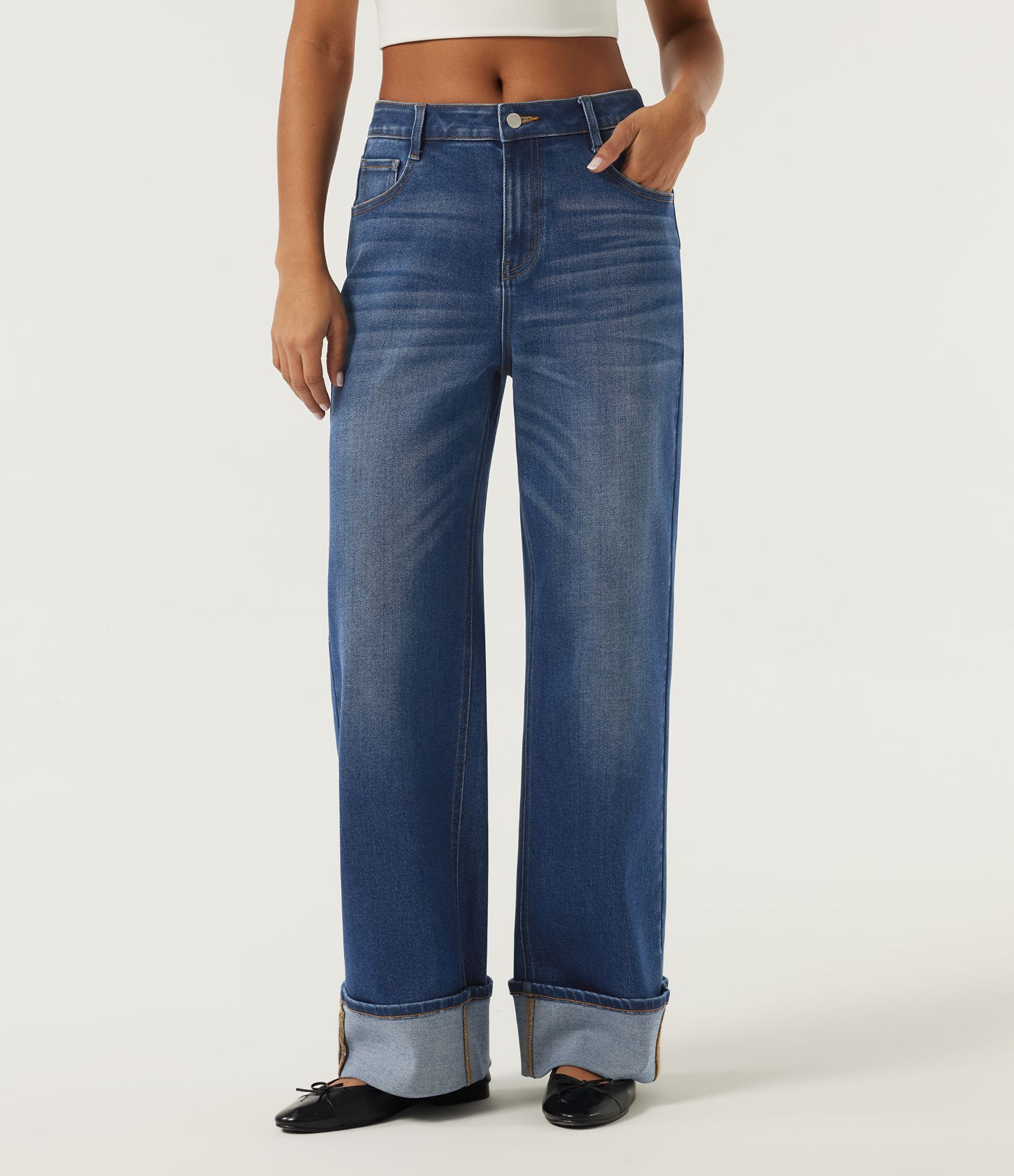 Lässige Baumwoll-Jeans mit mittlerer Bundhöhe, weitem Bein, umgeschlagenem Saum und Taschen Lässige Baumwoll-Jeans mit mittlerer Bundhöhe, weitem Bein, umgeschlagenem Saum und Taschen