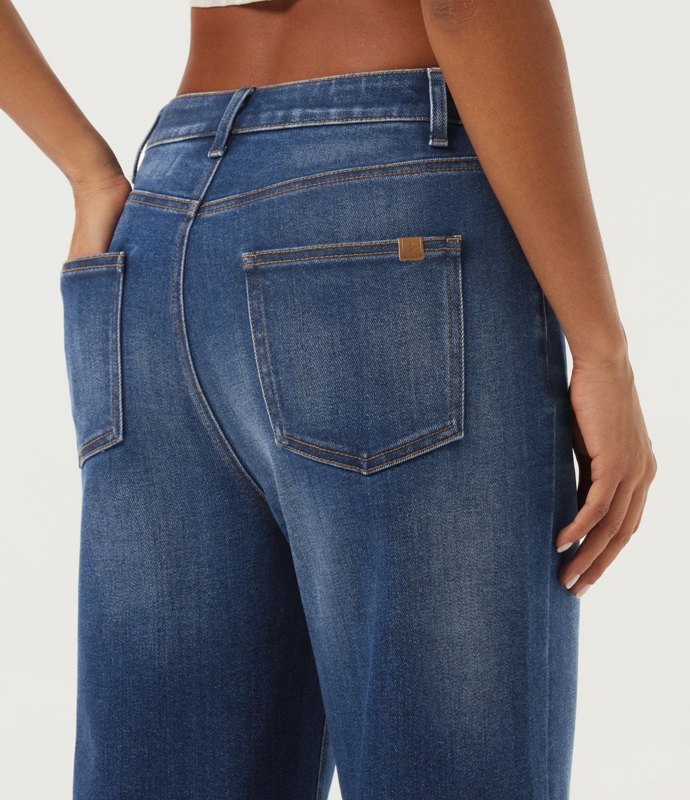 Lässige Baumwoll-Jeans mit mittlerer Bundhöhe, weitem Bein, umgeschlagenem Saum und Taschen Lässige Baumwoll-Jeans mit mittlerer Bundhöhe, weitem Bein, umgeschlagenem Saum und Taschen