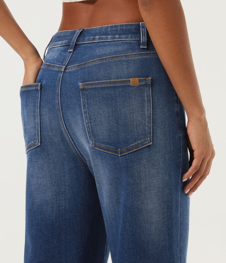 Lässige Baumwoll-Jeans mit mittlerer Bundhöhe, weitem Bein, umgeschlagenem Saum und Taschen Lässige Baumwoll-Jeans mit mittlerer Bundhöhe, weitem Bein, umgeschlagenem Saum und Taschen