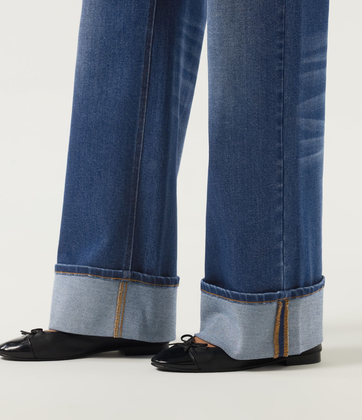 Lässige Baumwoll-Jeans mit mittlerer Bundhöhe, weitem Bein, umgeschlagenem Saum und Taschen Lässige Baumwoll-Jeans mit mittlerer Bundhöhe, weitem Bein, umgeschlagenem Saum und Taschen