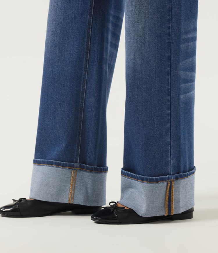 Lässige Baumwoll-Jeans mit mittlerer Bundhöhe, weitem Bein, umgeschlagenem Saum und Taschen Lässige Baumwoll-Jeans mit mittlerer Bundhöhe, weitem Bein, umgeschlagenem Saum und Taschen
