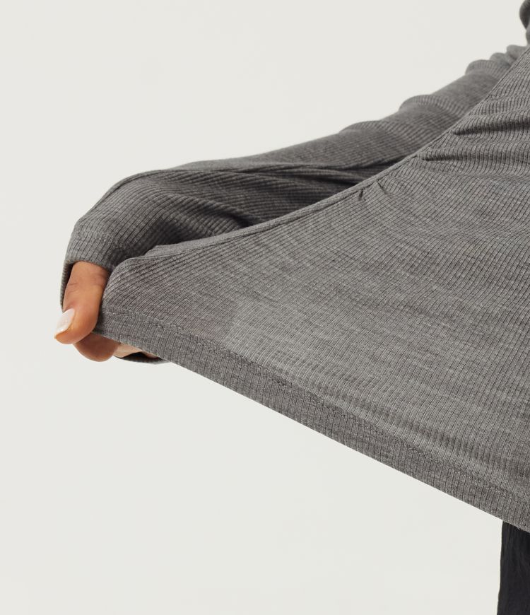 Hoch elastisches, geripptes Strick-One-Shoulder-Top mit langen Ärmeln, integriertem BH und Raffung