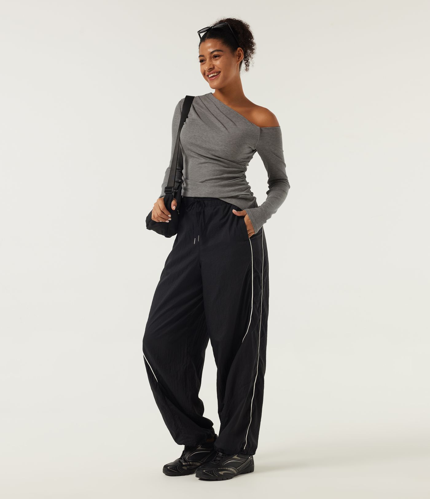 Hoch elastisches, geripptes Strick-One-Shoulder-Top mit langen Ärmeln, integriertem BH und Raffung
