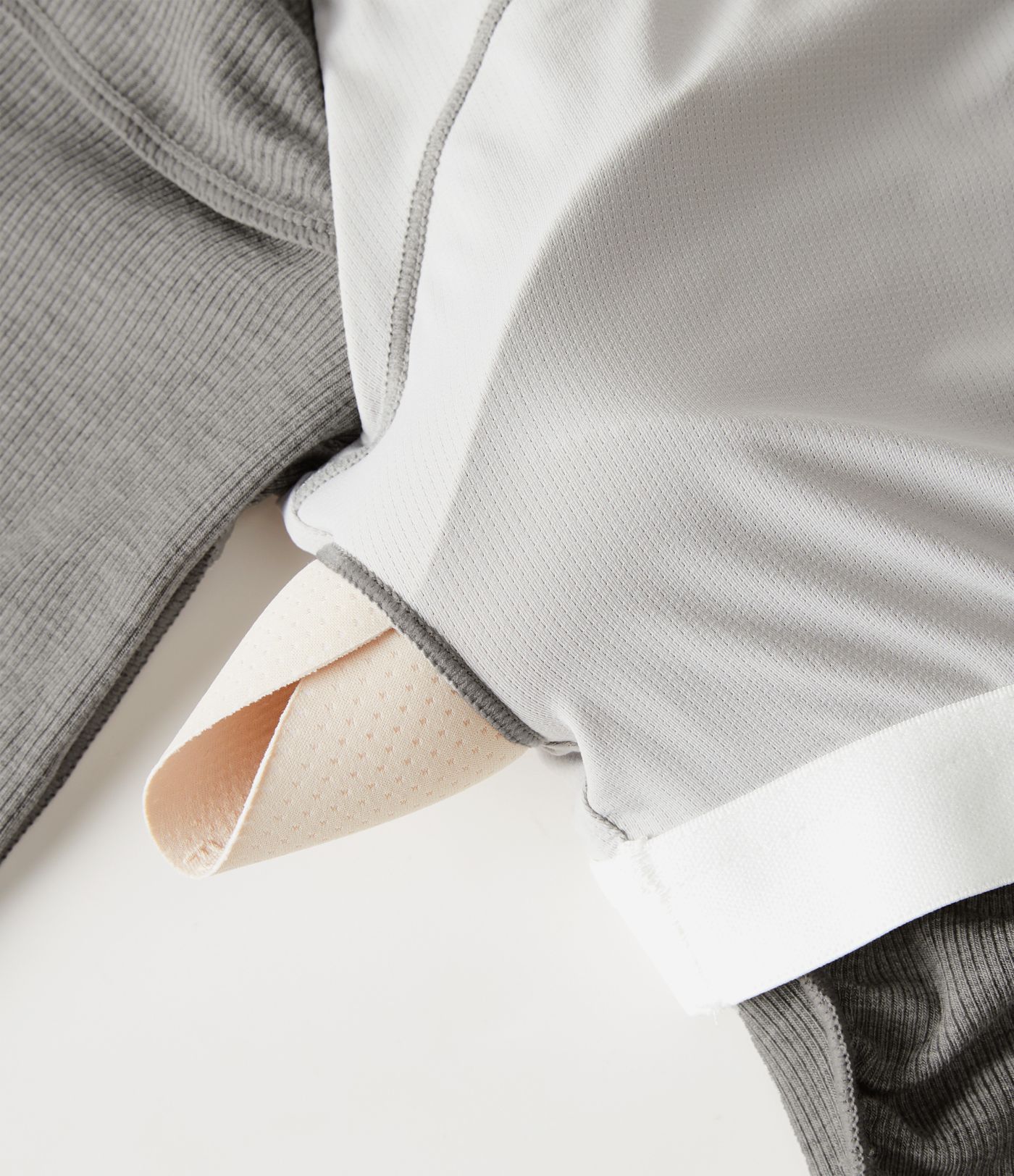Hoch elastisches, geripptes Strick-One-Shoulder-Top mit langen Ärmeln, integriertem BH und Raffung