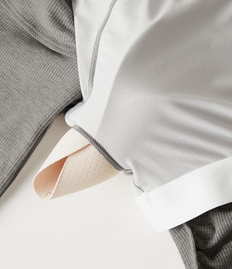 Hoch elastisches, geripptes Strick-One-Shoulder-Top mit langen Ärmeln, integriertem BH und Raffung