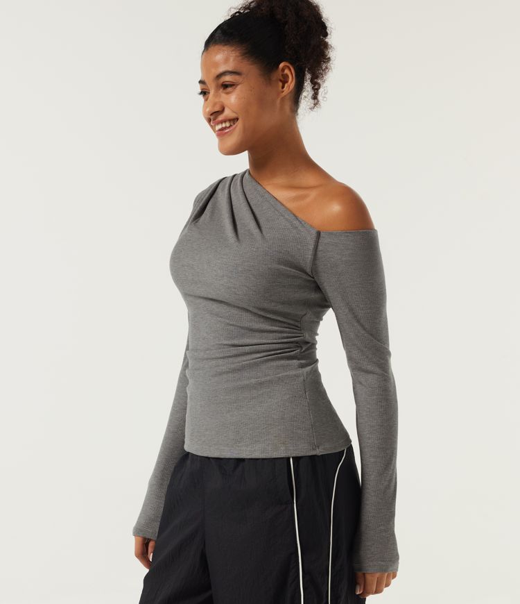 Hoch elastisches, geripptes Strick-One-Shoulder-Top mit langen Ärmeln, integriertem BH und Raffung
