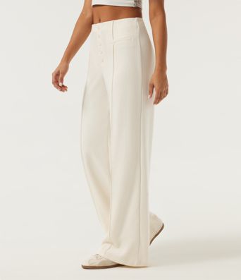 Gerippte Strickhose mit mittelhohem Bund, weitem Bein, schmalen Biesen und Taschen Gerippte Strickhose mit mittelhohem Bund, weitem Bein, schmalen Biesen und Taschen