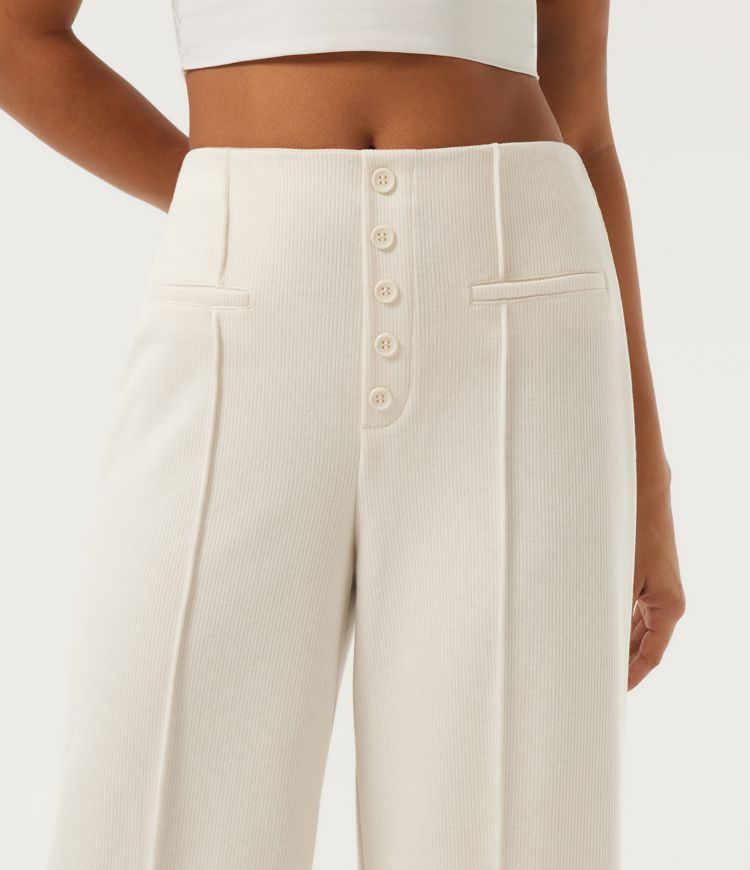 Gerippte Strickhose mit mittelhohem Bund, weitem Bein, schmalen Biesen und Taschen Gerippte Strickhose mit mittelhohem Bund, weitem Bein, schmalen Biesen und Taschen