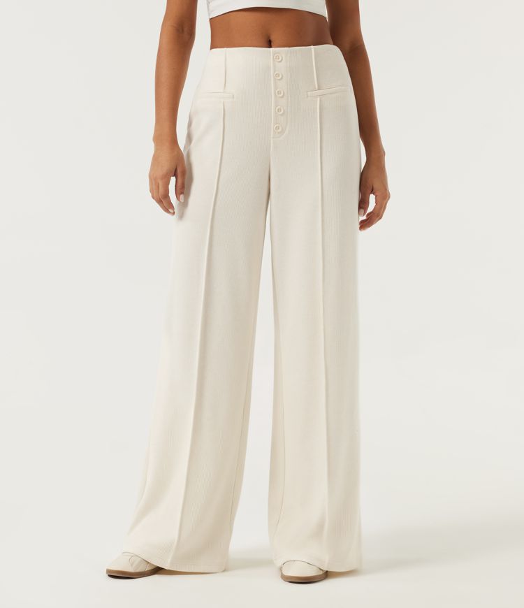 Gerippte Strickhose mit mittelhohem Bund, weitem Bein, schmalen Biesen und Taschen Gerippte Strickhose mit mittelhohem Bund, weitem Bein, schmalen Biesen und Taschen