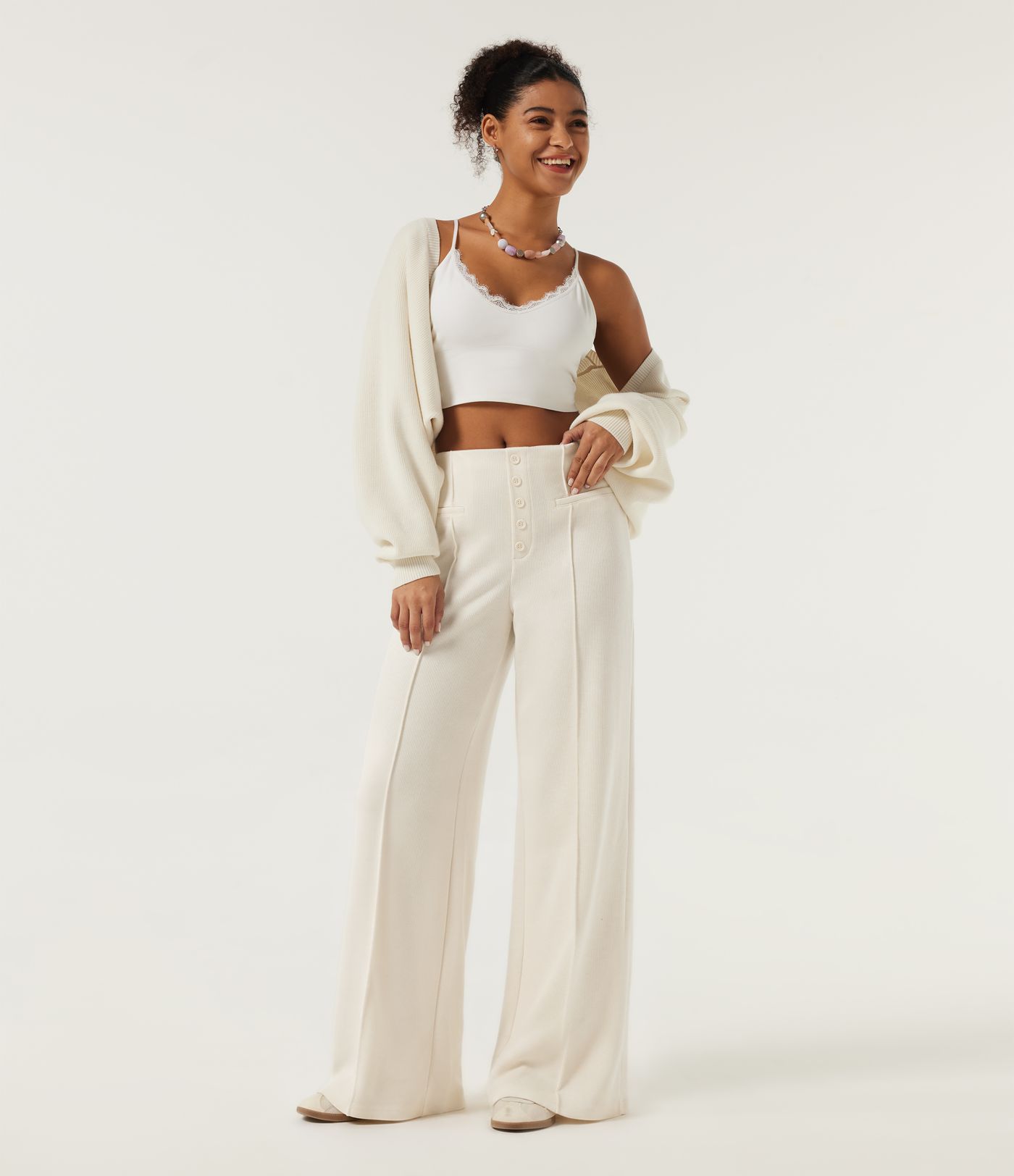 Gerippte Strickhose mit mittelhohem Bund, weitem Bein, schmalen Biesen und Taschen Gerippte Strickhose mit mittelhohem Bund, weitem Bein, schmalen Biesen und Taschen
