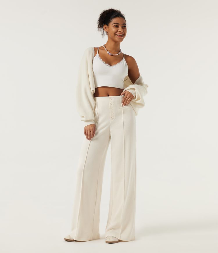 Gerippte Strickhose mit mittelhohem Bund, weitem Bein, schmalen Biesen und Taschen Gerippte Strickhose mit mittelhohem Bund, weitem Bein, schmalen Biesen und Taschen