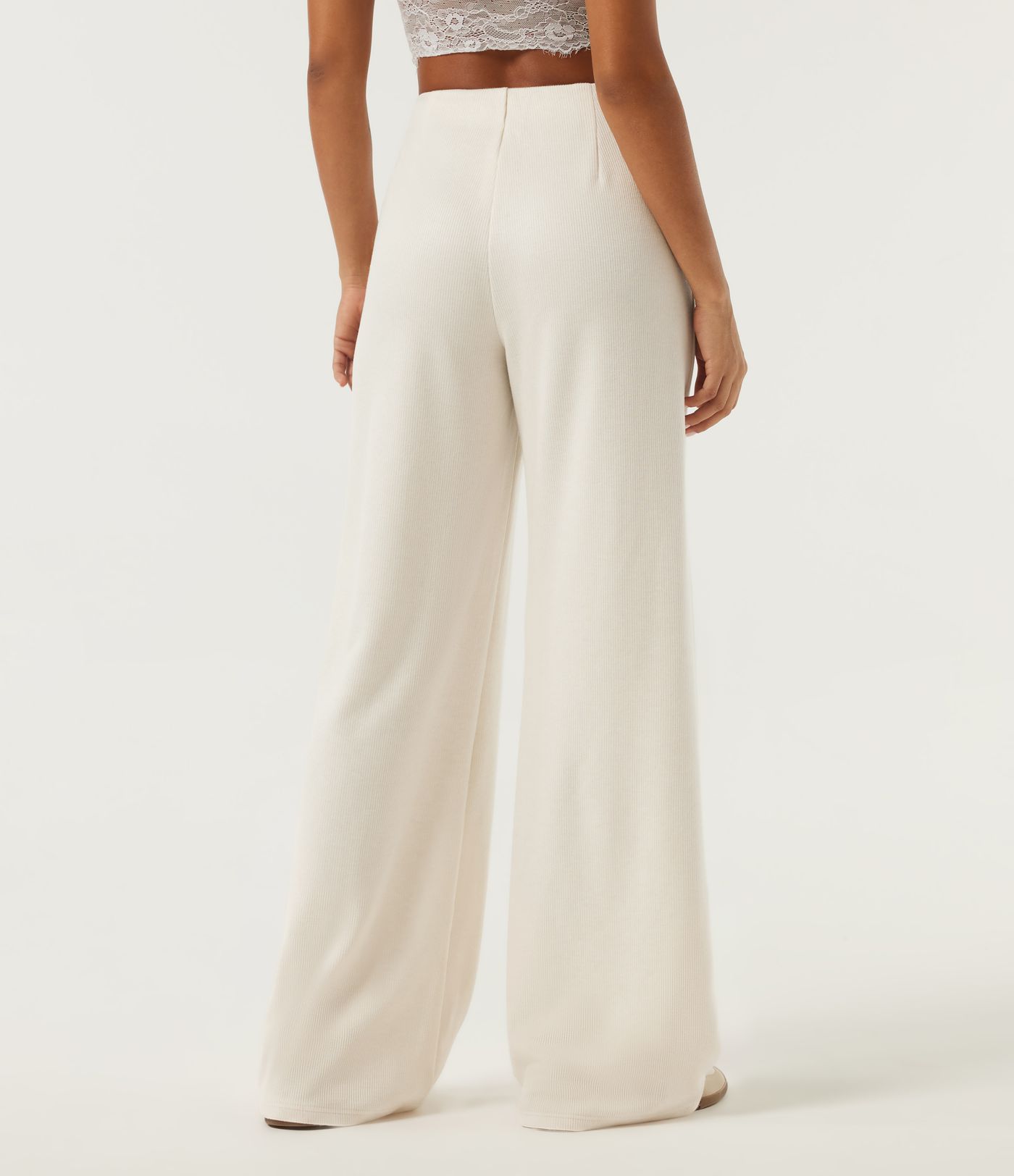 Gerippte Strickhose mit mittelhohem Bund, weitem Bein, schmalen Biesen und Taschen Gerippte Strickhose mit mittelhohem Bund, weitem Bein, schmalen Biesen und Taschen