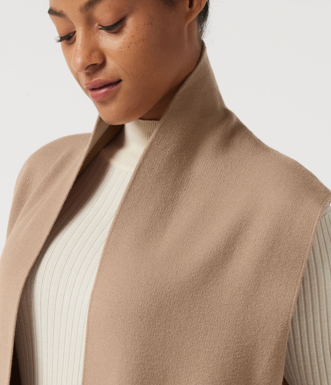 Cardigan long sans manches, ouvert sur le devant, avec poches