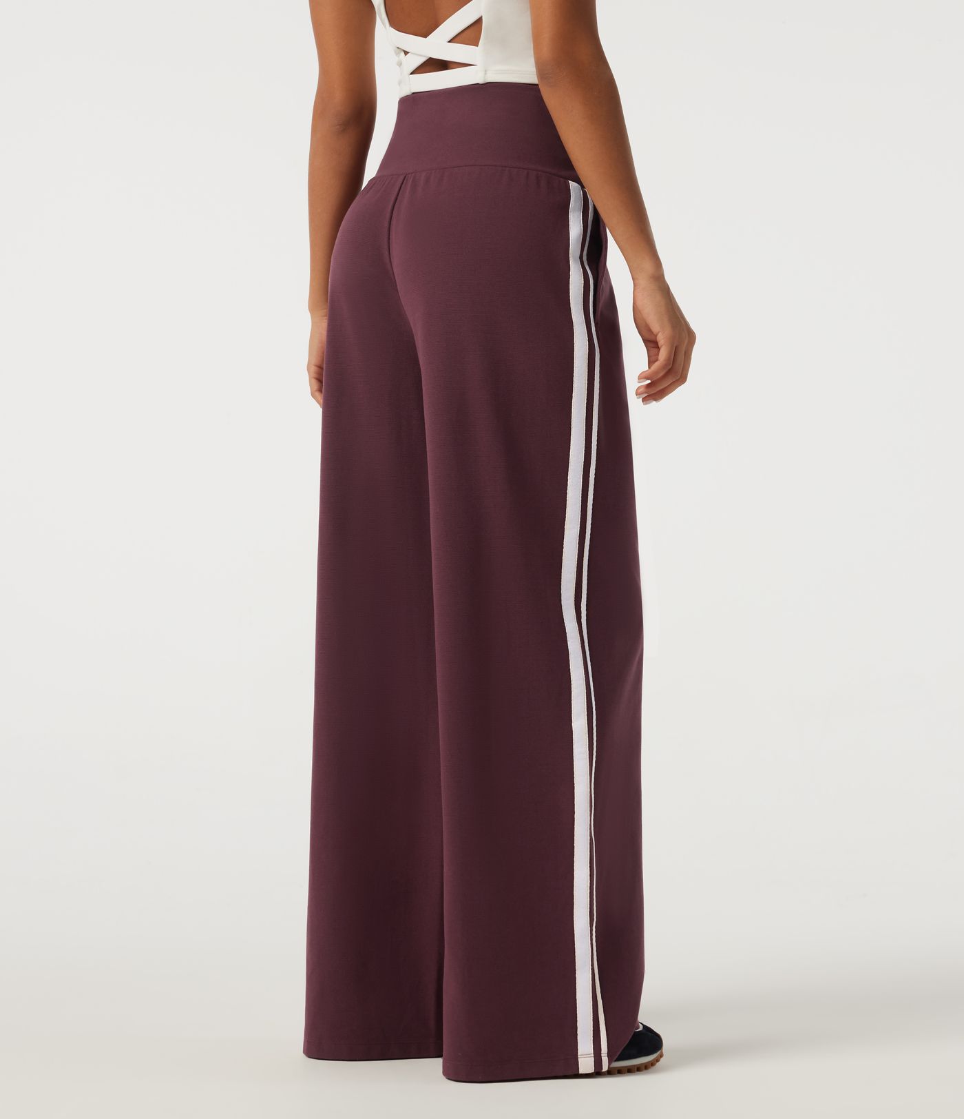 Hoch taillierte, bauchformende, weit geschnittene Colorblock-Freizeithose mit seitlichem Streifen und Taschen
