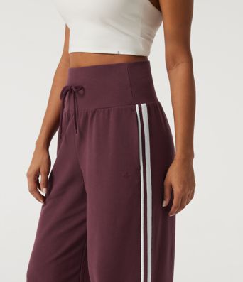 Hoch taillierte, bauchformende, weit geschnittene Colorblock-Freizeithose mit seitlichem Streifen und Taschen