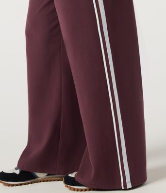 Hoch taillierte, bauchformende, weit geschnittene Colorblock-Freizeithose mit seitlichem Streifen und Taschen
