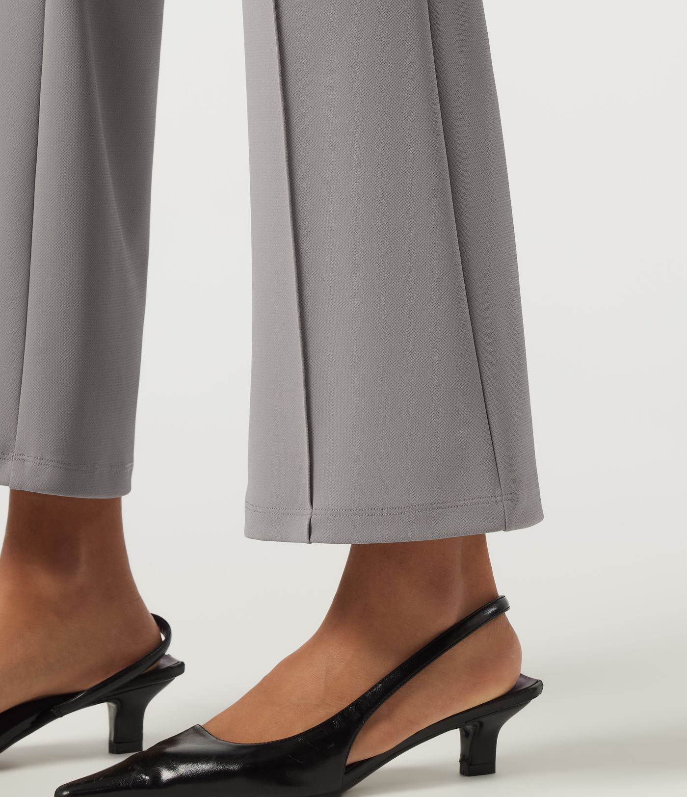 Halara Flex™ Pantalon de travail en crêpe, taille mi-haute, à plis nervurés et jambe évasée, avec poches