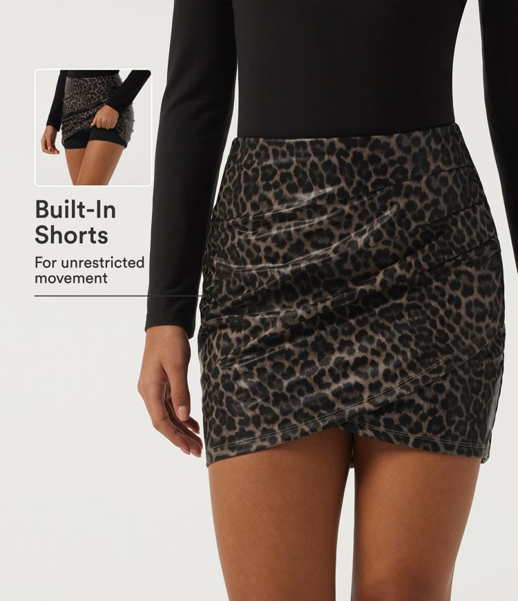 Lässiger Minirock mit hoher Taille aus dehnbarem PU mit Leopardenmuster, gerafft und mit integrierten Shorts