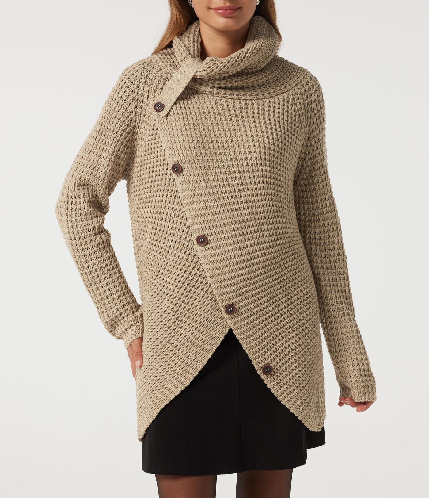 Lässiger Pullover mit hohem Kragen, langen Ärmeln und asymmetrischem Saum