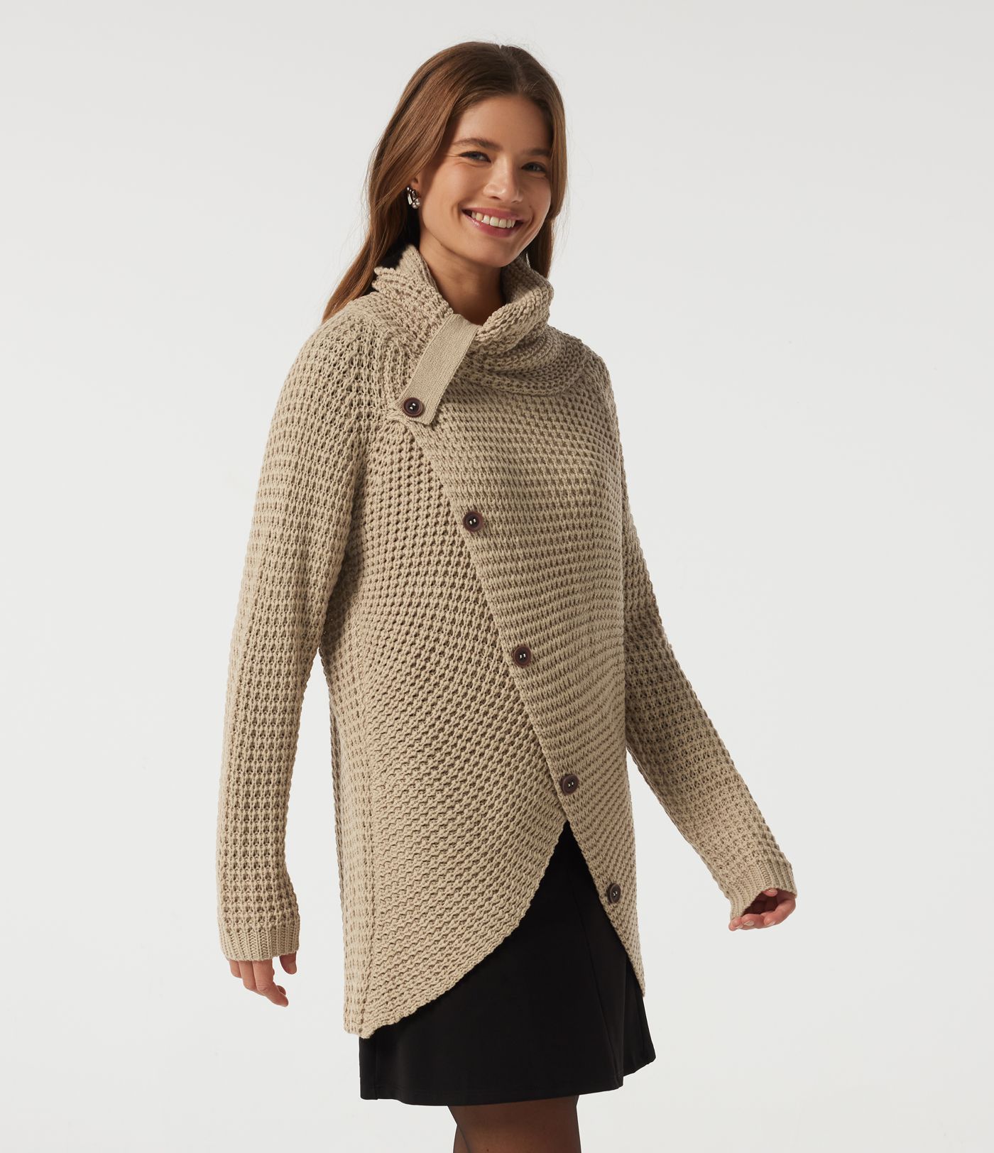 Lässiger Pullover mit hohem Kragen, langen Ärmeln und asymmetrischem Saum