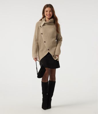 Lässiger Pullover mit hohem Kragen, langen Ärmeln und asymmetrischem Saum