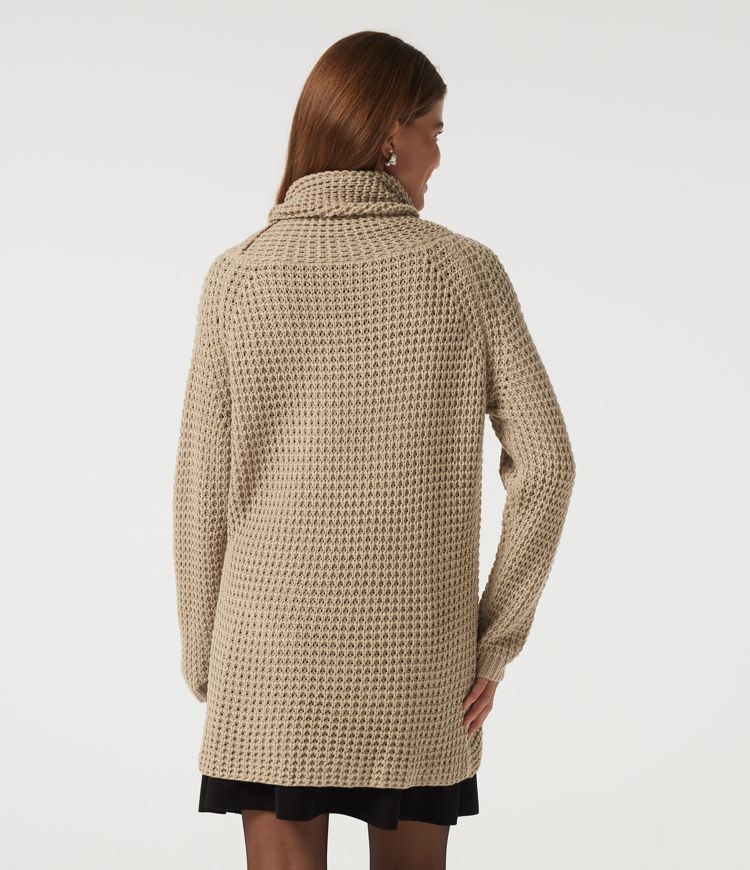 Lässiger Pullover mit hohem Kragen, langen Ärmeln und asymmetrischem Saum