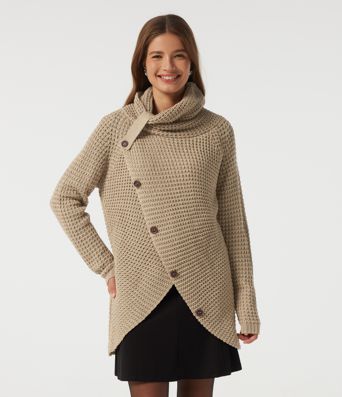Lässiger Pullover mit hohem Kragen, langen Ärmeln und asymmetrischem Saum