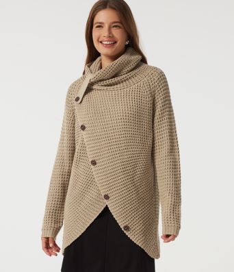Lässiger Pullover mit hohem Kragen, langen Ärmeln und asymmetrischem Saum