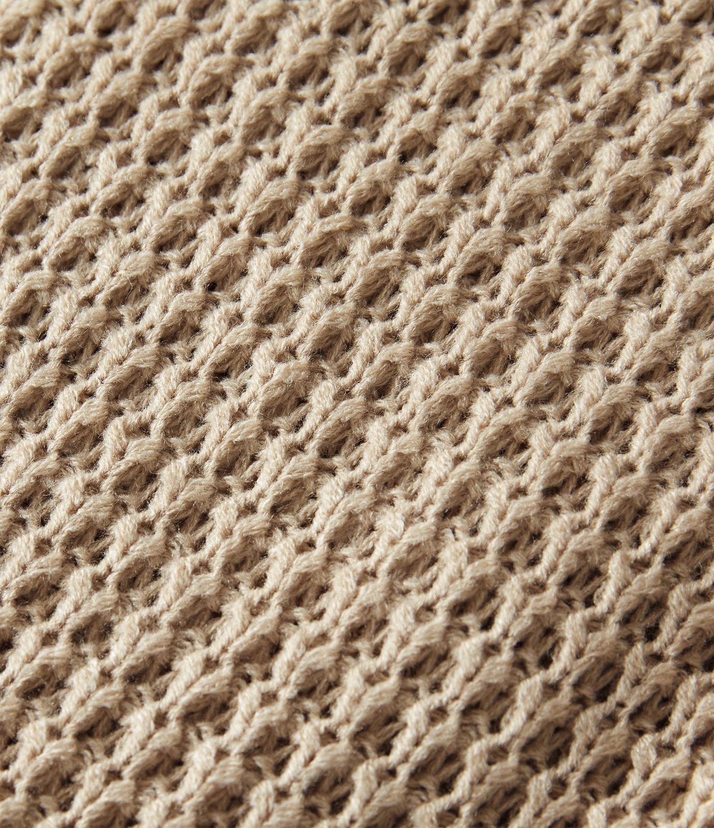 Lässiger Pullover mit hohem Kragen, langen Ärmeln und asymmetrischem Saum