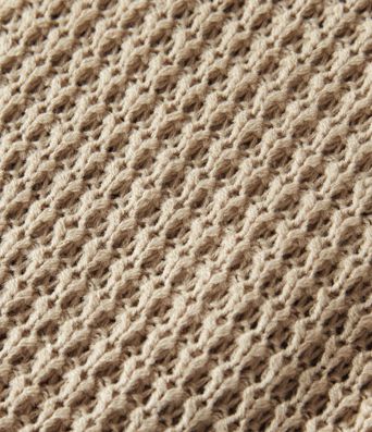 Lässiger Pullover mit hohem Kragen, langen Ärmeln und asymmetrischem Saum