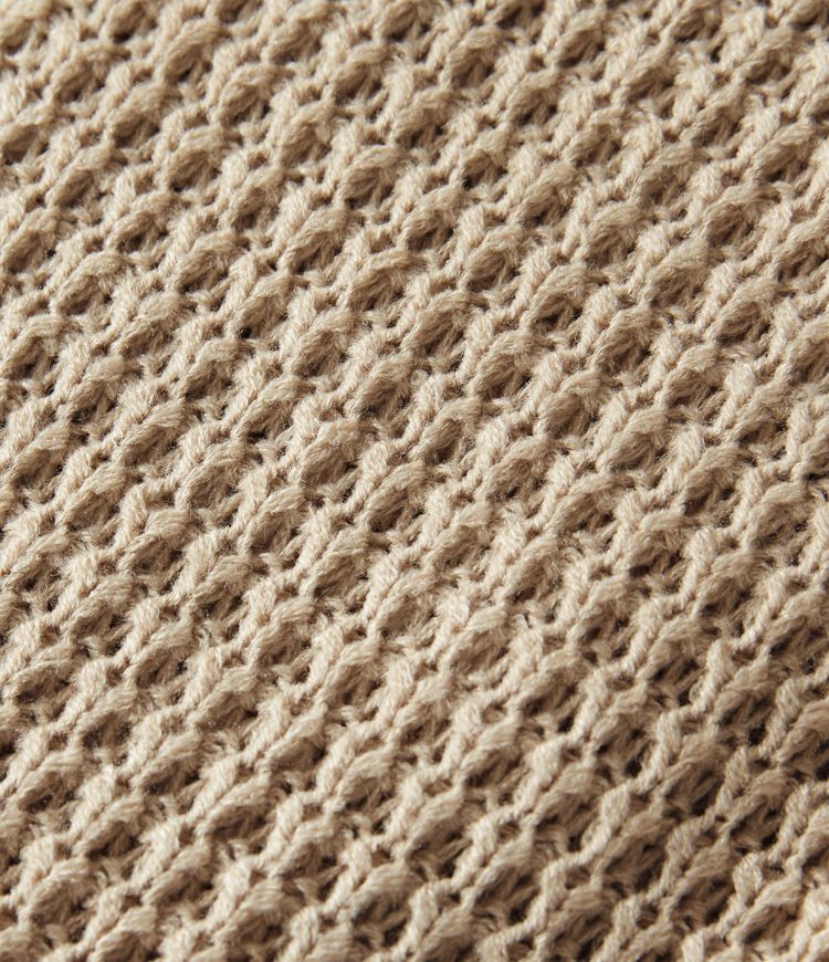 Lässiger Pullover mit hohem Kragen, langen Ärmeln und asymmetrischem Saum