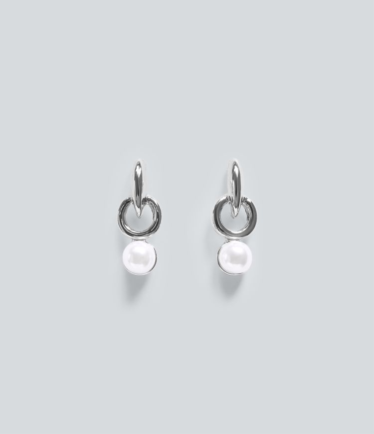 Ohrringe mit Ringen und Perlen