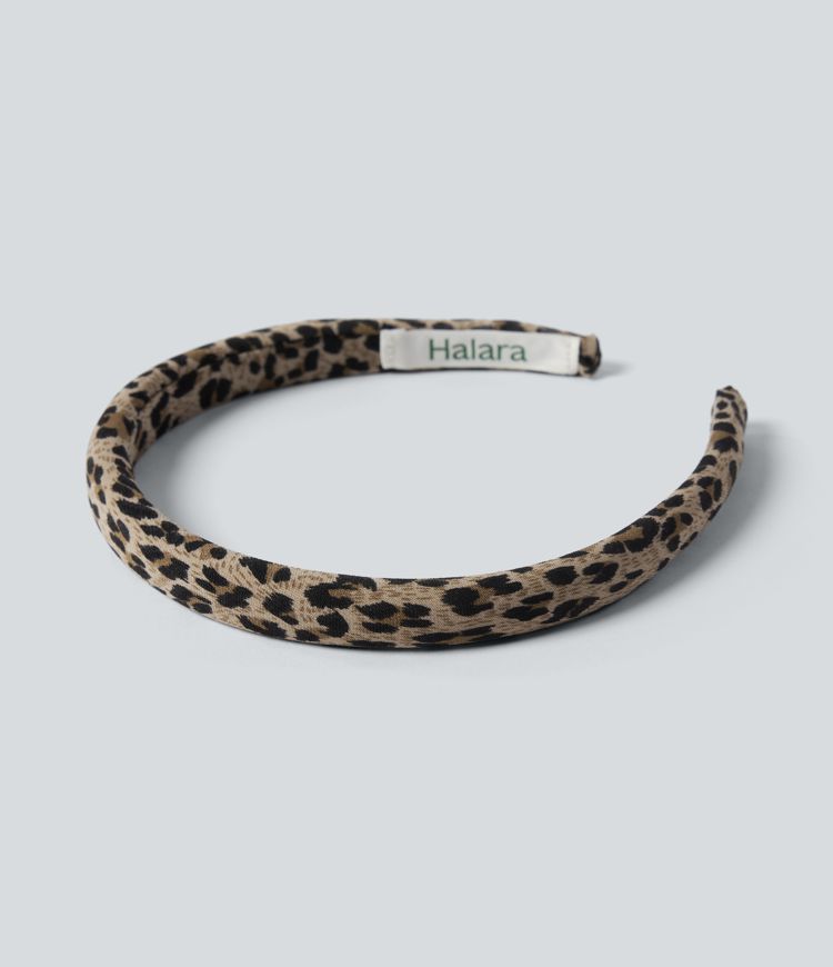 Neformální čelenka s leopardím potiskem
