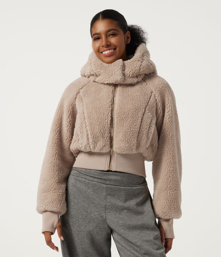 Veste matelassée décontractée en polaire, à capuche et à manches raglan longues, avec poches.