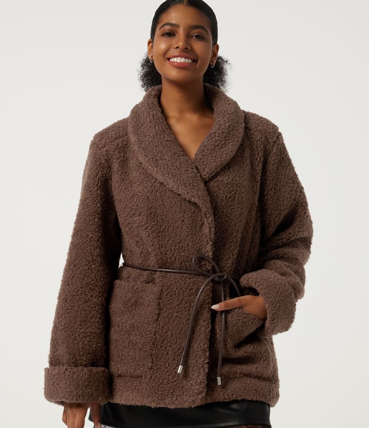 Casual sherpa jacket with lapel collar, side pockets, long sleeves and a tie belt
