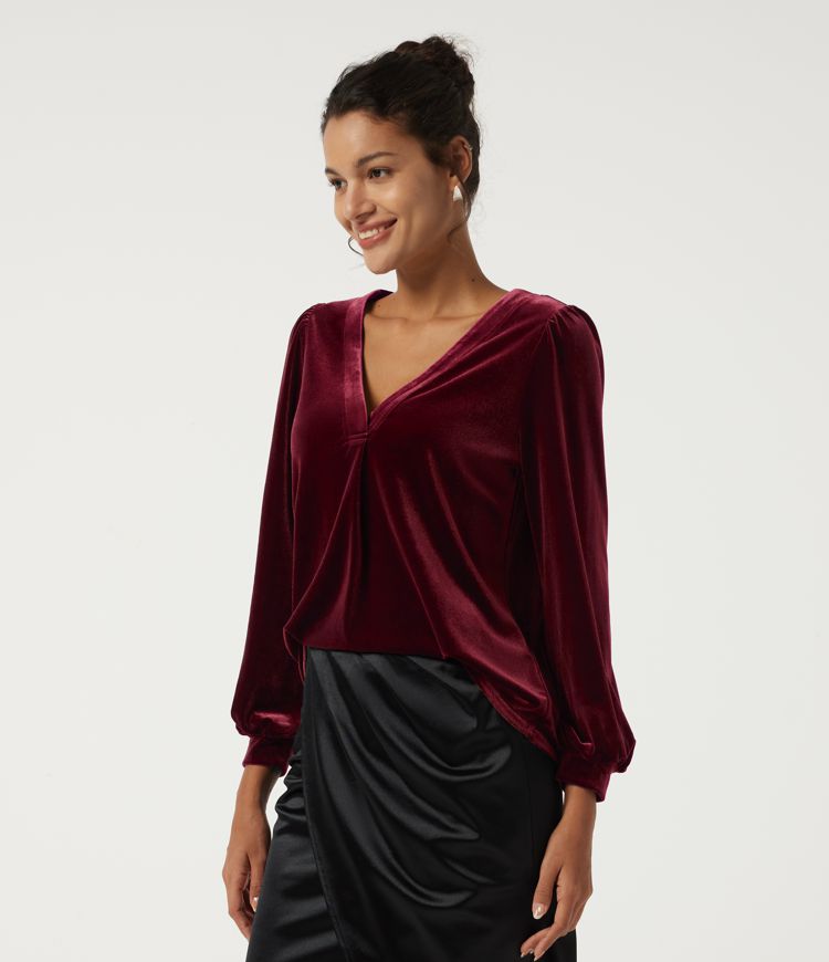Blouse de soirée en velours froncée, col en V et manches longues.