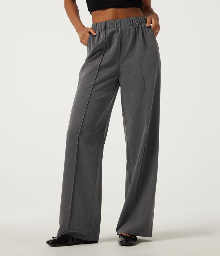 Hoch taillierte, gerade geschnittene Freizeithose mit Biesen und Taschen.