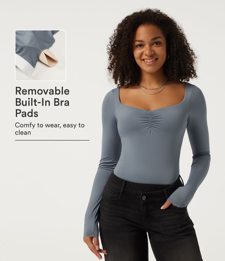 Body décontracté à manches longues avec soutien-gorge intégré, col diamant et fronces.